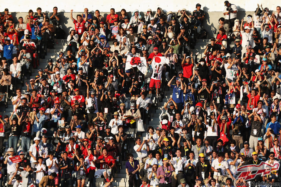 Gradas llenas de afición en el GP de Japón 2012