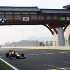 Bandera a cuadros para Sebastian Vettel en el GP de Corea 2012