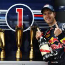 Sebastian Vettel con los trofeos de Yeongam