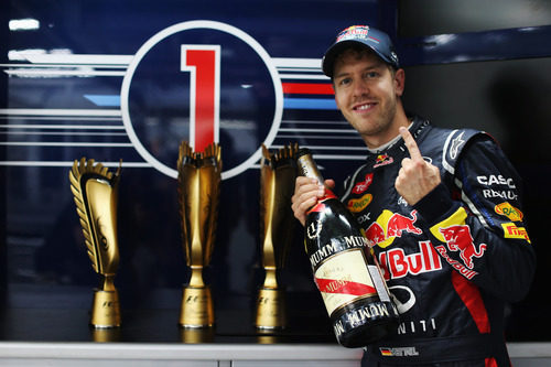 Sebastian Vettel con los trofeos de Yeongam