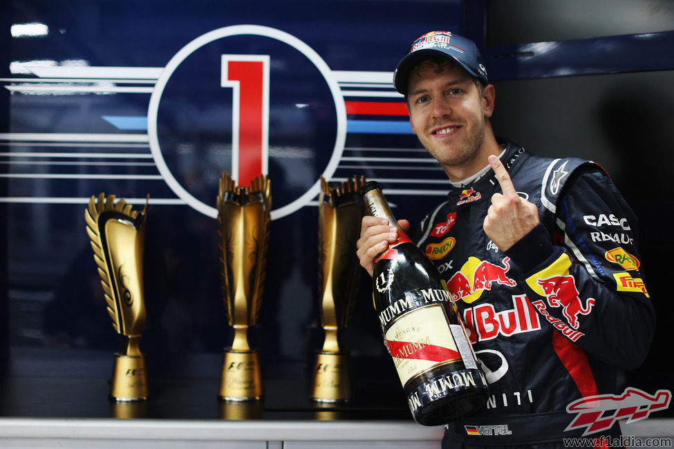 Sebastian Vettel con los trofeos de Yeongam