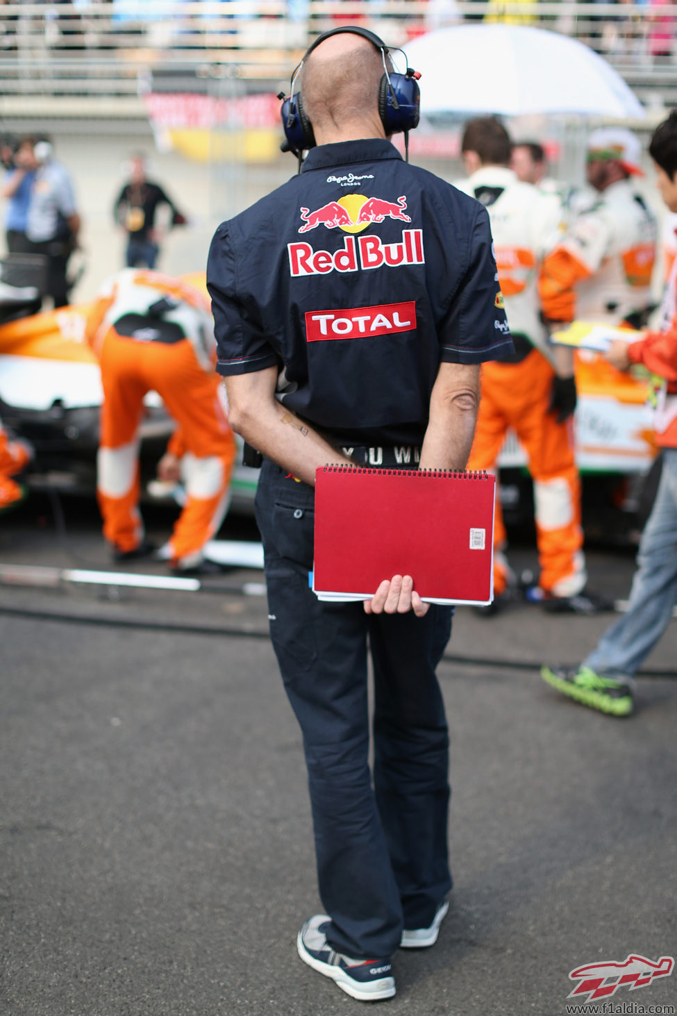 Adrian Newey y su libreta en la parrilla de Corea