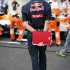 Adrian Newey y su libreta en la parrilla de Corea