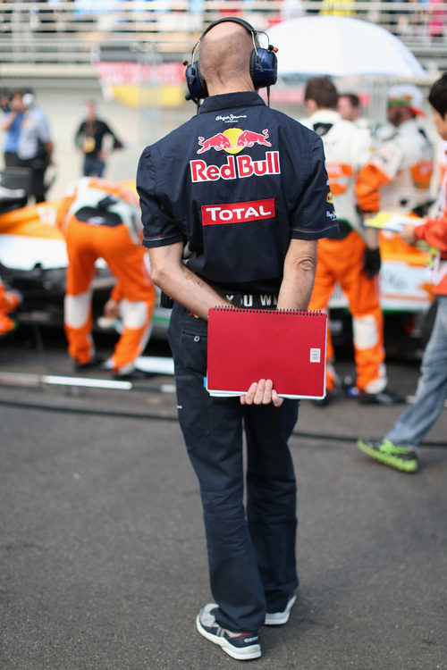 Adrian Newey y su libreta en la parrilla de Corea