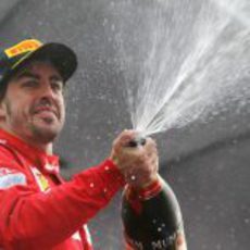 Fernando Alonso descorchar champán en el podio de Yeongam