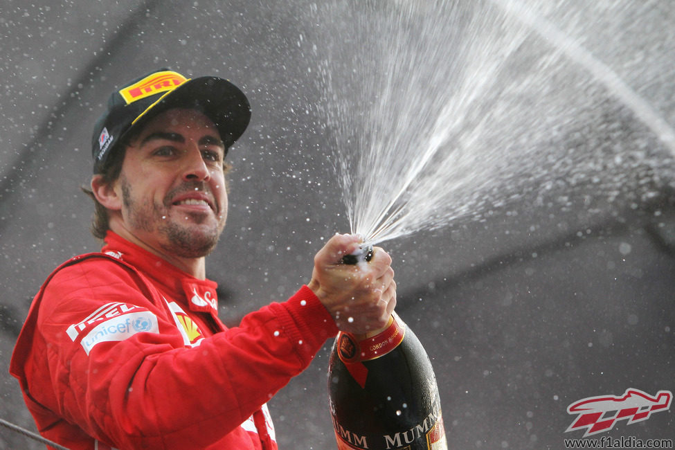 Fernando Alonso descorchar champán en el podio de Yeongam
