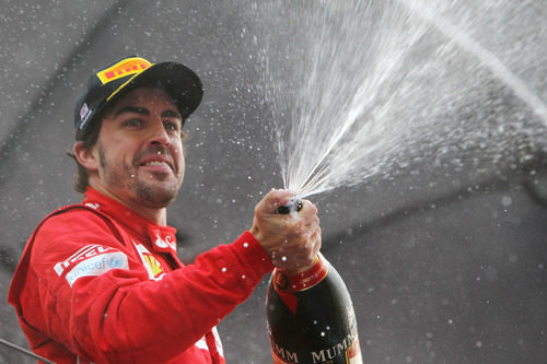 Fernando Alonso descorchar champán en el podio de Yeongam