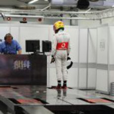 Lewis Hamilton se pesa en la bascula del circuito de Corea
