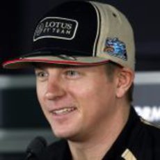 Kimi Raikkonen sonríe en la rueda de prensa de la FIA en jueves