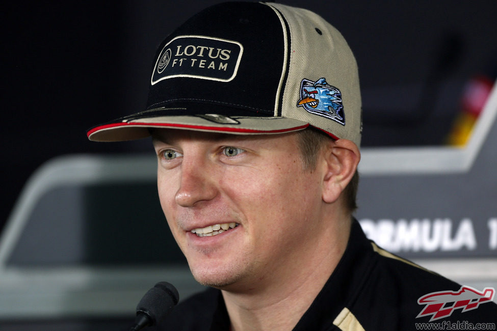 Kimi Raikkonen sonríe en la rueda de prensa de la FIA en jueves