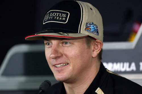 Kimi Raikkonen sonríe en la rueda de prensa de la FIA en jueves