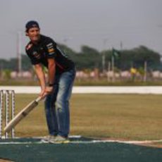 Mark Webber con mucho estilo jugando cricket en India