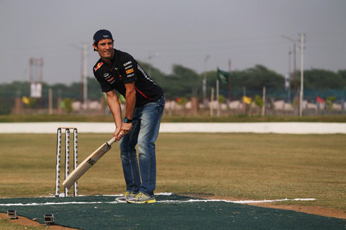 Mark Webber con mucho estilo jugando cricket en India