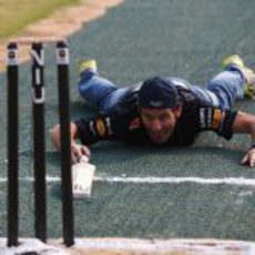 Webber acabó por los suelos jugando al cricket