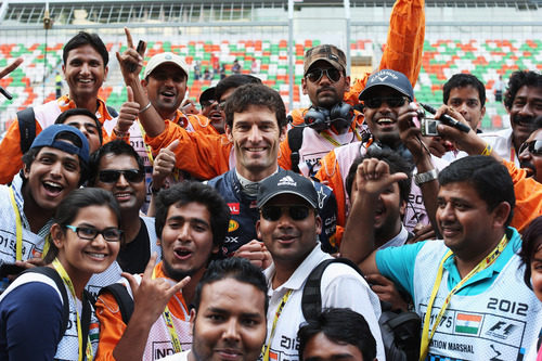 Mark Webber rodeado de periodistas indios
