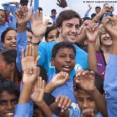 Fernando Alonso con UNICEF y los niños de India