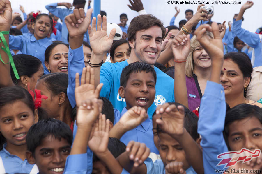 Fernando Alonso con UNICEF y los niños de India