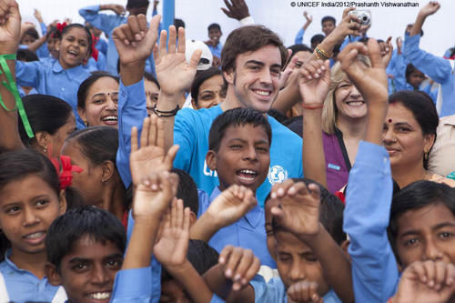 Fernando Alonso con UNICEF y los niños de India