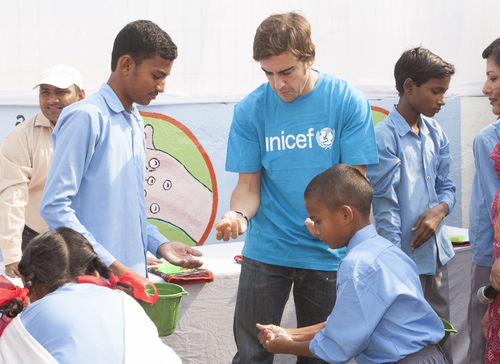 Fernando Alonso que enseña los niños a lavarse las manos en India