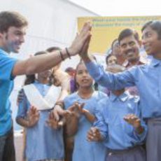 Fernando Alonso se lo pasó bien junto a los niños de Nueva Delhi