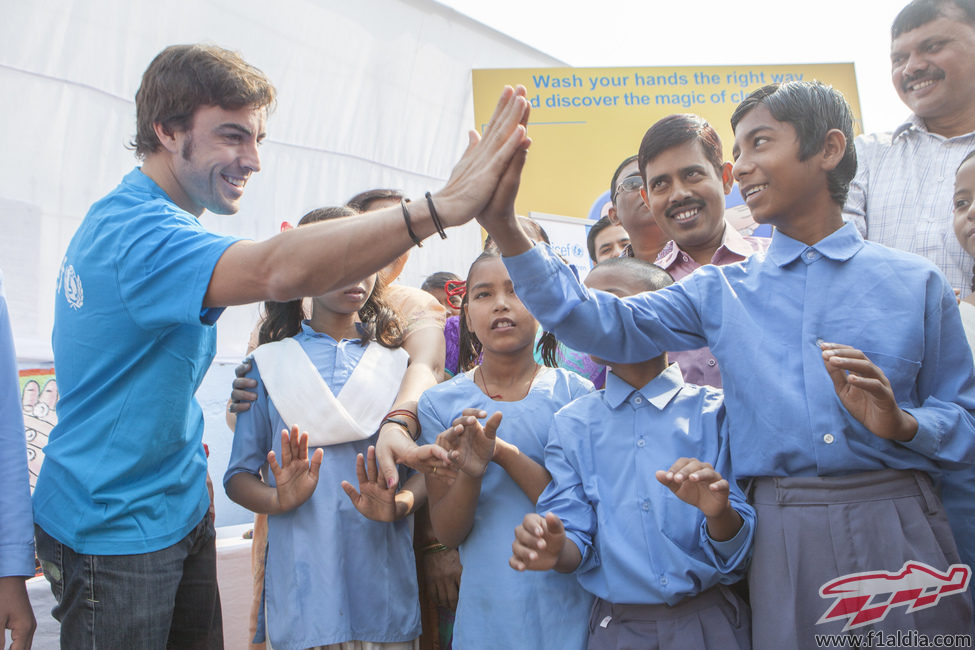 Fernando Alonso se lo pasó bien junto a los niños de Nueva Delhi