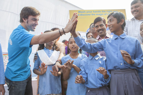 Fernando Alonso se lo pasó bien junto a los niños de Nueva Delhi