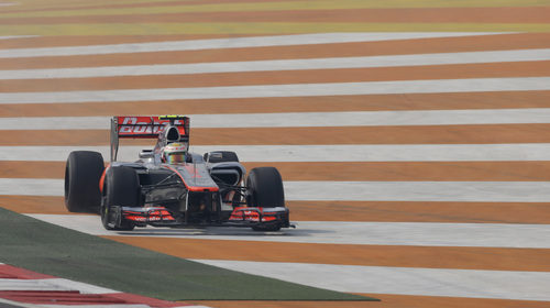 Lewis Hamilton por fuera de la pista en India