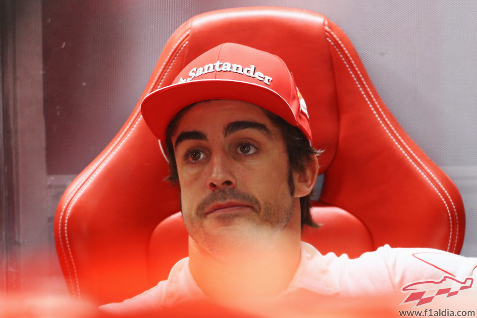 Cara de resignación en Fernando Alonso