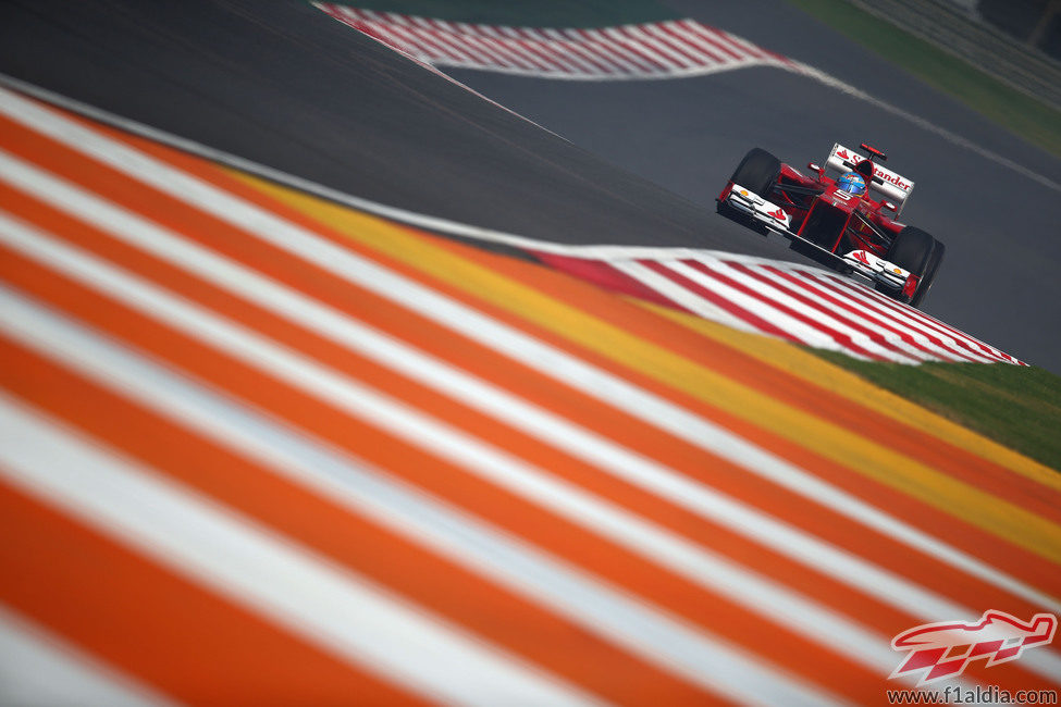 Alonso en una de las rectas del circuito de Buddh