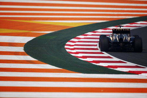 Grosjean rueda en los libres de India 2012