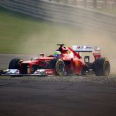 Felipe Massa se sale de pista en los libres de India