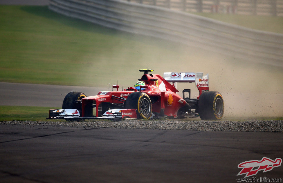 Felipe Massa se sale de pista en los libres de India