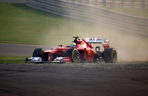 Felipe Massa se sale de pista en los libres de India