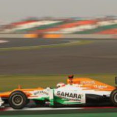 Paul di Resta tuvo un pinchazo en los Libres 2 del GP de India 2012