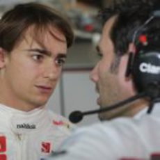 Esteban Gutiérrez habla con uno de los ingenieros