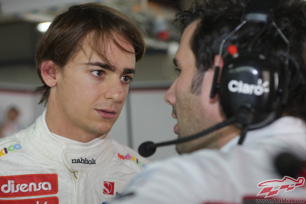 Esteban Gutiérrez habla con uno de los ingenieros