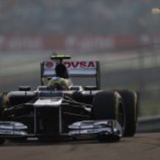 Bruno Senna se pelea con su volante