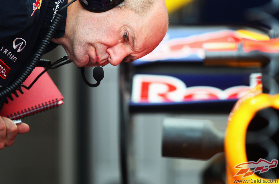 Adrian Newey analiza su bestia