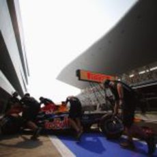 El RB8 de Sebastian Vettel a boxes