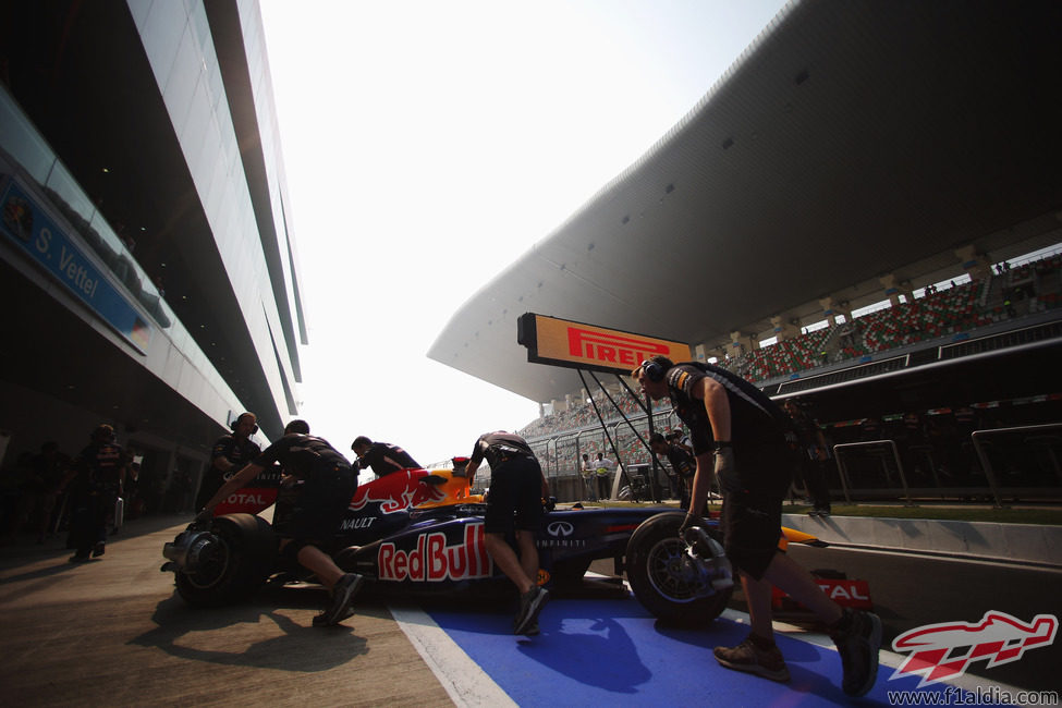 El RB8 de Sebastian Vettel a boxes