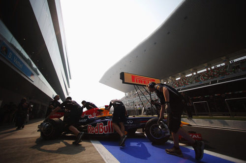 El RB8 de Sebastian Vettel a boxes