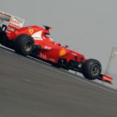 Fernando Alonso rueda con los duros en India