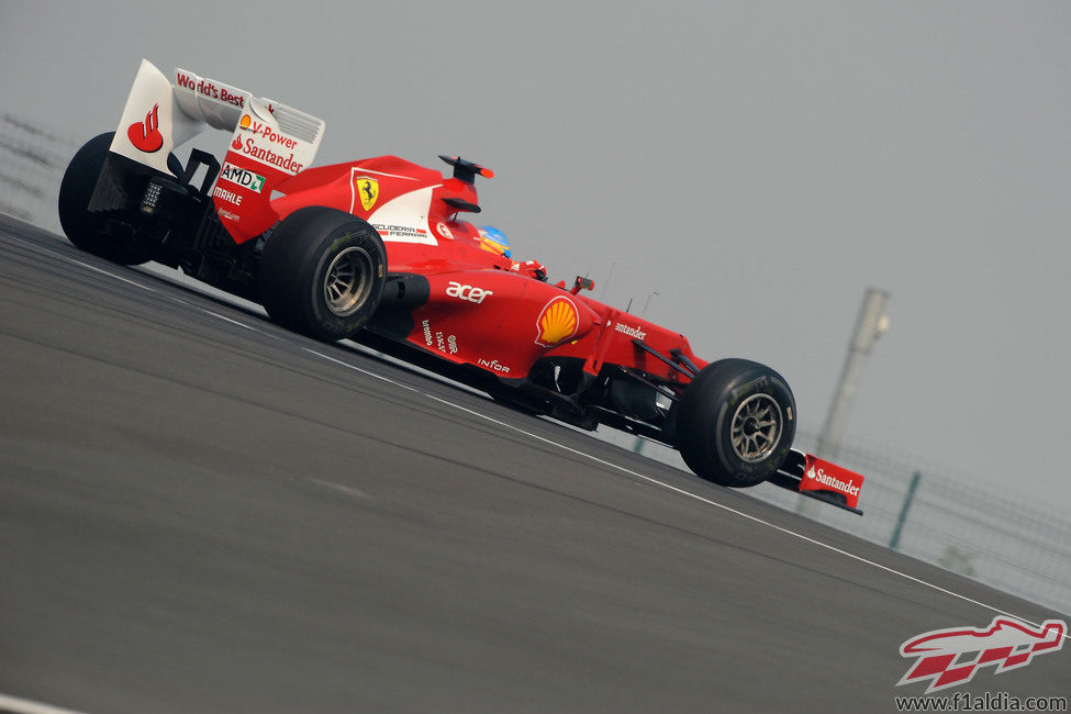 Fernando Alonso rueda con los duros en India