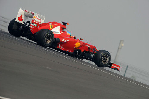 Fernando Alonso rueda con los duros en India