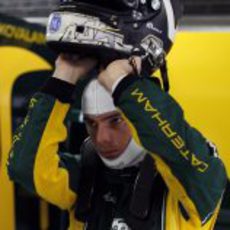 Giedo van der Garde se pone el casco