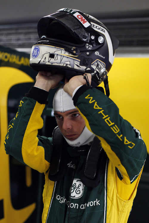 Giedo van der Garde se pone el casco