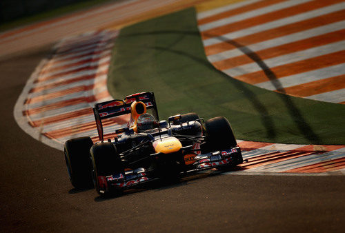 Sebastian Vettel pilota su RB8 en el circuito de Buddh