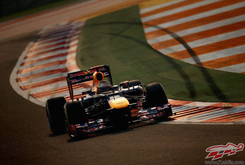 Sebastian Vettel pilota su RB8 en el circuito de Buddh