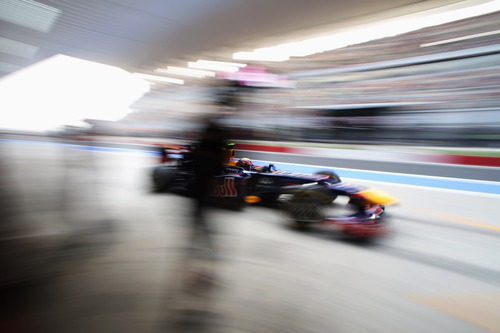 Mark Webber sale de boxes durante la clasificación