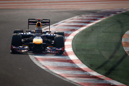 Sebastian Vettel con el DRS abierto durante la clasificación